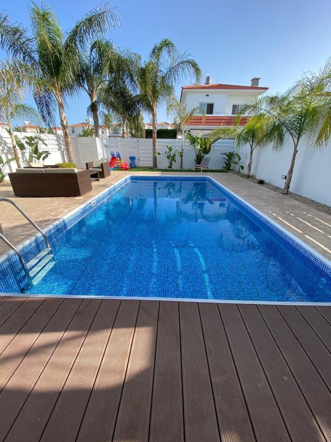Villa Angel - Exotic Villa 200M From Beach Paralimni Bagian luar foto